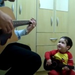 Un niño de dos años cantando el tema ''Don’t let me down'' de The Beatles con su padre