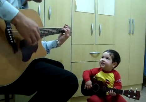 Un niño de dos años cantando el tema ''Don’t let me down'' de The Beatles con su padre