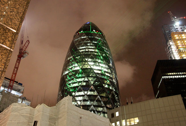 Convierten el edificio Gherkin de Londres en una polla gigantesca