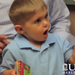 Así reacciona este niño al escuchar la voz de su padre por primera vez