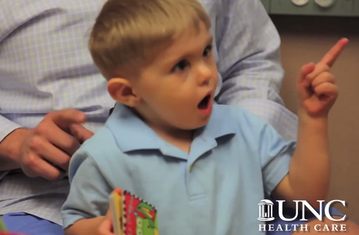 Así reacciona este niño al escuchar la voz de su padre por primera vez