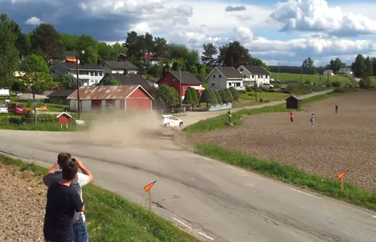 El piloto de rally Mads Østberg tomando una curva a toda velocidad