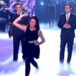 Una mujer le tira huevos a Simon Cowell durante la final de Britain's Got Talent