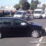 Empotra su coche enfrente al paseo marítimo de A Coruña horas antes de la noche de San Juan