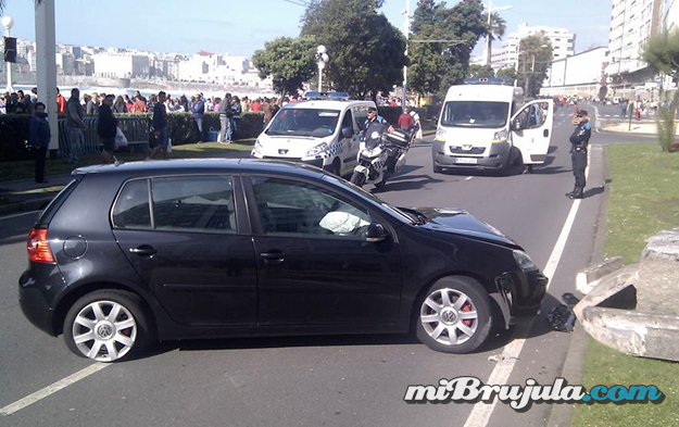 Empotra su coche enfrente al paseo marítimo de A Coruña horas antes de la noche de San Juan