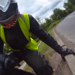 Un árbol le cae encima cuando iba en moto por una carretera de Reino Unido