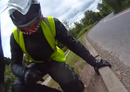 Un árbol le cae encima cuando iba en moto por una carretera de Reino Unido