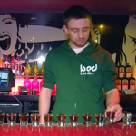 Gana al casino y para celebrarlo se bebe 40 Jager Bombs