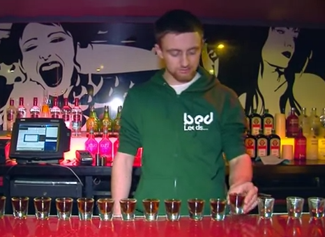 Gana al casino y para celebrarlo se bebe 40 Jager Bombs