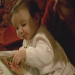 Un bebé intenta comerse la comida de una revista