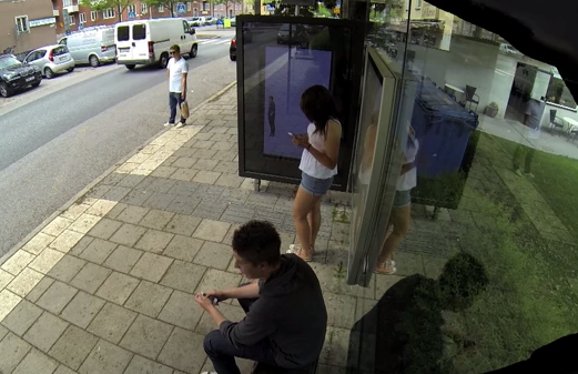 Photoshopeando a personas en tiempo real mientras esperan en una parada de autobús