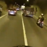 Ciclista circulando por un túnel a toda velocidad entre los coches y pasa lo que pasa...