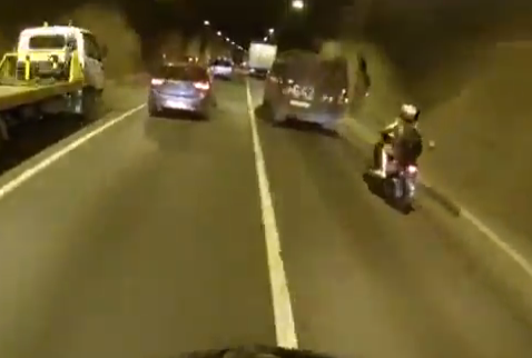 Ciclista circulando por un túnel a toda velocidad entre los coches y pasa lo que pasa...