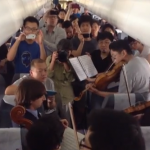 Unos músicos improvisan un concierto en el interior de un avión retrasado