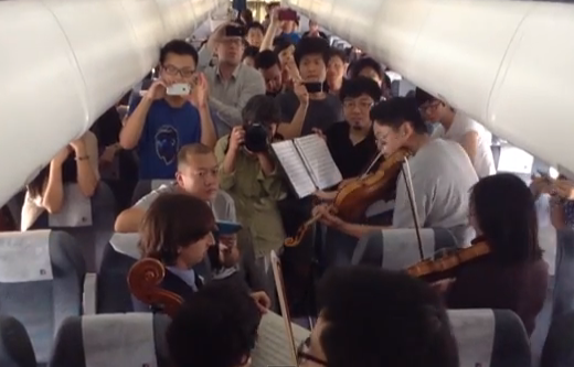 Unos músicos improvisan un concierto en el interior de un avión retrasado