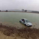 Derrapa al lado del lago y acaba en el agua