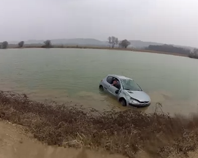 Derrapa al lado del lago y acaba en el agua