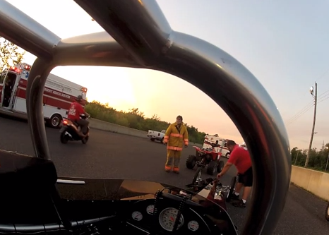 La joven piloto Amy Taub hace un giro de 360° a 225 km/h en su Dragster