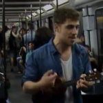 Un joven canta su currículum con su ukelele en el metro de Barcelona y acaba contratado por Florentino Fernández