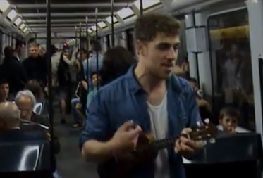 Un joven canta su currículum con su ukelele en el metro de Barcelona y acaba contratado por Florentino Fernández