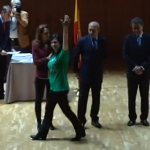 Vídeo: Estudiantes premiados por su Proyecto Fin de Carrera niegan el saludo al ministro Wert