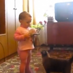 La gatita quiere que la niña le devuelva a su pequeñín