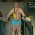 Un invidente se desnuda en la Junta de Accionistas de Bankia y grita: ''Así es como me ha dejado Bankia''