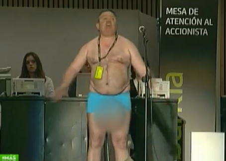 Un invidente se desnuda en la Junta de Accionistas de Bankia y grita: ''Así es como me ha dejado Bankia''