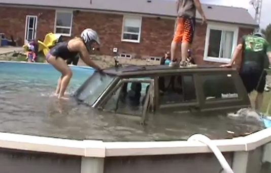 Cómo meter un Jeep dentro de una piscina