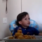 Un niño explica a su madre por qué no quiere comer animales y esta llora de la emoción