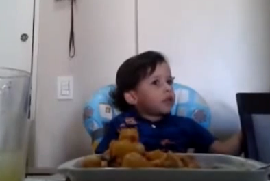 Un niño explica a su madre por qué no quiere comer animales y esta llora de la emoción