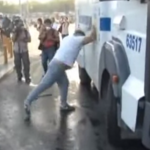 La policía turca noquea a un manifestante con un chorro a presión