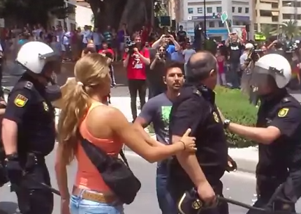 Manifestantes atacan a policía en la inaguración del AVE en Alicante