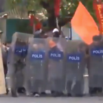 Manifestantes turcos se enfrentan a los antidisturbios y se apoderan de sus escudos