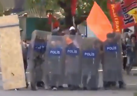 Manifestantes turcos se enfrentan a los antidisturbios y se apoderan de sus escudos