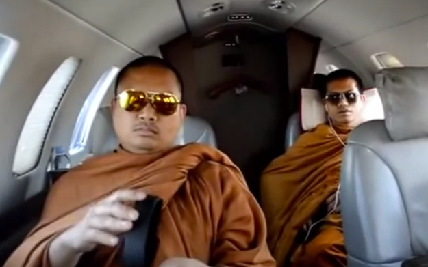 Monjes budistas con gafas de sol, iPods y bolsos Vuitton protagonizan el último escándalo en la red