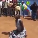 Mujer africana dando toques con el balón
