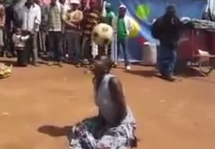 Mujer africana dando toques con el balón