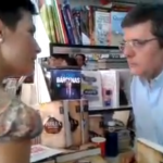 Una mujer insulta a Mario Tascón en la Feria del Libro de Madrid