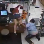 Mujer entra en la oficina de una gasolinera a robar el dinero de la caja registradora