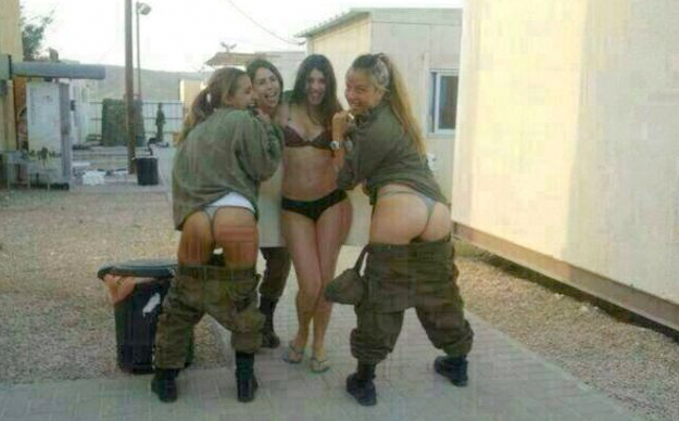 Mujeres soldado israelíes se fotografían semidesnudas y publican la foto en Facebook
