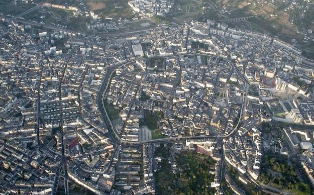 Un piloto de un vuelo Madrid-A Coruña se desvía para enseñar a los viajeros la muralla de Lugo