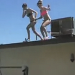 Una chica se rompe los pies al lanzarse desde el tejado a la piscina y su madre sube el vídeo a YouTube pidiendo ayuda económica para su recuperación