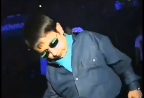 Niño ruso bailando en una discoteca en los 90