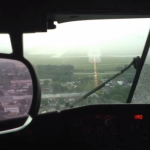 La pista de aterrizaje desaparece por completo por la lluvia y el piloto se ve obligado a dar la vuelta