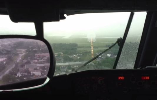 La pista de aterrizaje desaparece por completo por la lluvia y el piloto se ve obligado a dar la vuelta