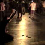Momento épico en las protestas de Río de Janeiro: un policía lanza su arma al fuego y se une a los manifestantes