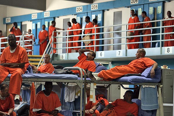 Fotografías de las superpobladas cárceles de California