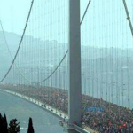 El Puente del Bósforo lleno de gente acudiendo a manifestarse
