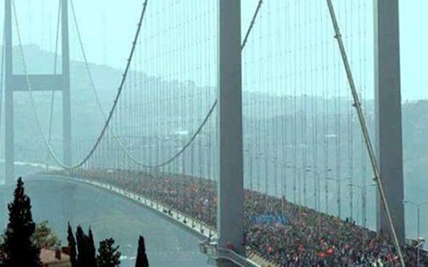 El Puente del Bósforo lleno de gente acudiendo a manifestarse